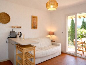 TV - 2-room apartment with terrace and parking, La Londe-les-Maures (La Londe-les-Maures)
