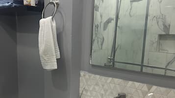 Handdukar, tvål och toalettpapper