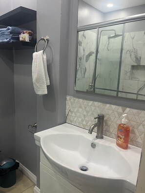 Serviettes fournies, savon, papier toilette