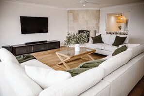 TV, fireplace, DVD player - Mountain-top escape south Gold Coast, northern NSW. 20 min to the beach, airport (Bungalora)