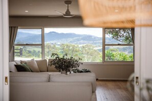 Interior - Mountain-top escape south Gold Coast, northern NSW. 20 min to the beach, airport (Bungalora)