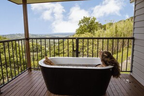 Outdoor spa tub - Mountain-top escape south Gold Coast, northern NSW. 20 min to the beach, airport (Bungalora)