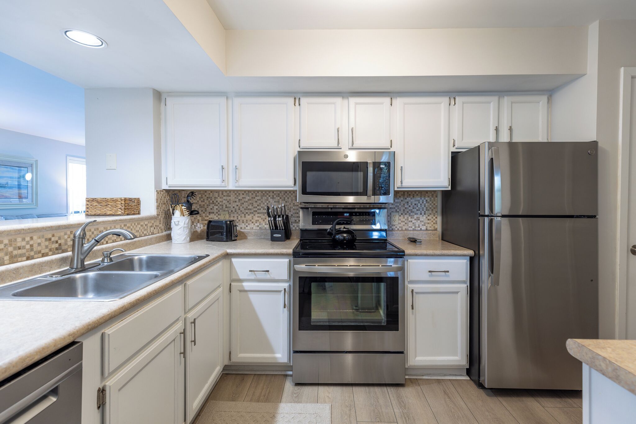 Frigorífico, microondas, horno y placa de cocina