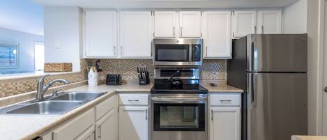 Frigorífico, microondas, horno y placa de cocina