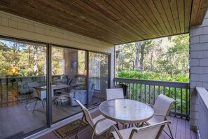 Outdoor dining - 7813 Centre Court: Palmetto Dunes Villa. 2 bed, 2 bath, sleeps 8 (Hilton Head Island)