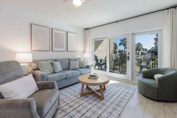 Smart TV - 137 Shorewood Villas: 2 Beds, 2 Baths, Sleeps 6. Beachfront Villa (Hilton Head Island)