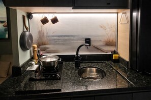 Fridge, microwave, stovetop, electric kettle - Charming studio apartment 800m from the Ferris wheel and 2.8km from Brava Beach. (Balneário Camboriú)