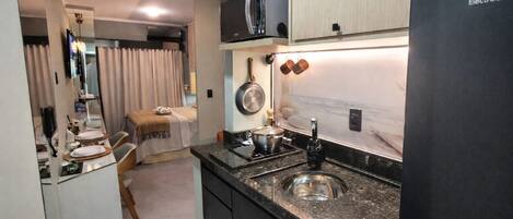 Kylskåp, mikrovågsugn, spishäll och vattenkokare