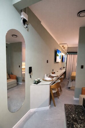 1 bedroom, free WiFi, bed sheets - Charming studio apartment 800m from the Ferris wheel and 2.8km from Brava Beach. (Balneário Camboriú)
