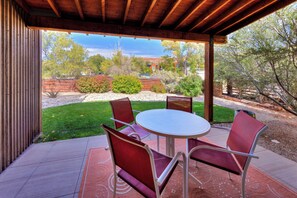 Outdoor dining - New Listing! The Kayenta | Walkable Downtown Moab Condo (Moab)