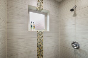 Dusche, Haartrockner, Handtücher