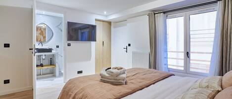 Apartment | 1 bedroom, laptop workspace, iron/ironing board, bed sheets