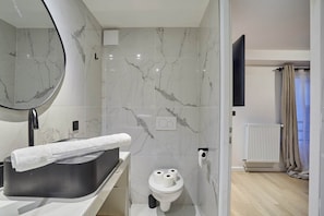 Appartement | Badkamer | Een haardroger, zeep, shampoo