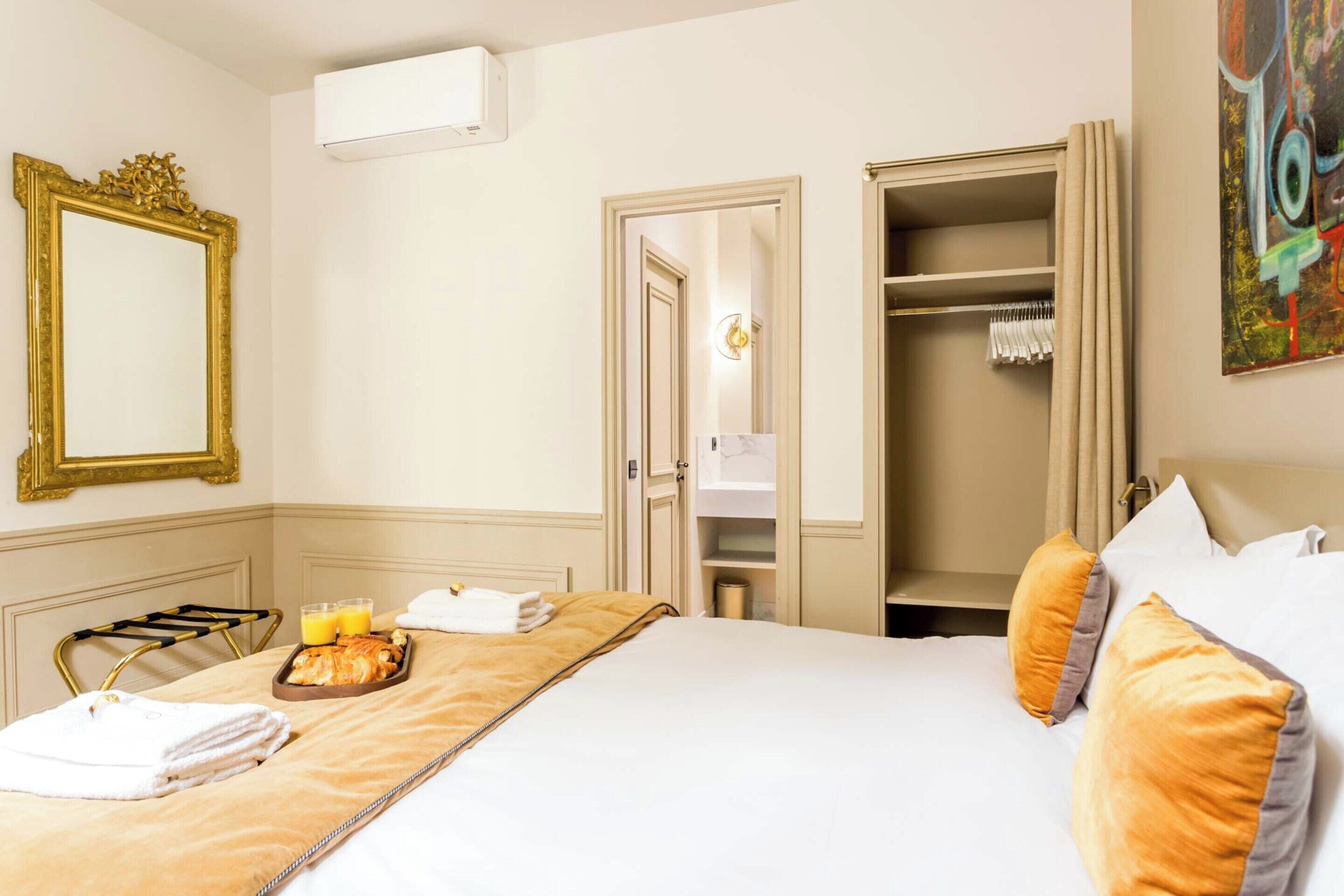 3 habitaciones, tabla de planchar con plancha y ropa de cama 