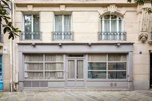 Apartment | Exterior detail - Place des Vosges, Apartment With Air Conditioning (Paris)