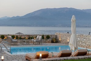 Villa | 4 bedrooms, Internet - Seafront Villa Ciel With Private Pool in Nafpaktos (Nafpaktos)