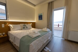 Villa | 4 bedrooms, Internet - Seafront Villa Ciel With Private Pool in Nafpaktos (Nafpaktos)