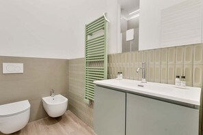 Shower, bidet - The Suite Cavour Green – Modern Holiday Home in the Heart of La SpeziaDiscover The Suite Cavour Green, a refined, modern, and welcoming holiday home located in the very center of La Spezia. Ideal for couples, families, or small groups, the apartment ca (La Spezia)