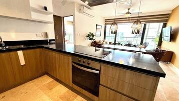 Deluxe Apartment, Garden View | Private kitchen