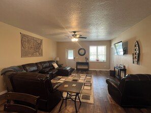 Smart TV - Rathbun Lake, 1.5 miles from the Lake, 2-bdrm, 2 bath sleeps 7 in Rathbun, Iowa (Rathbun)