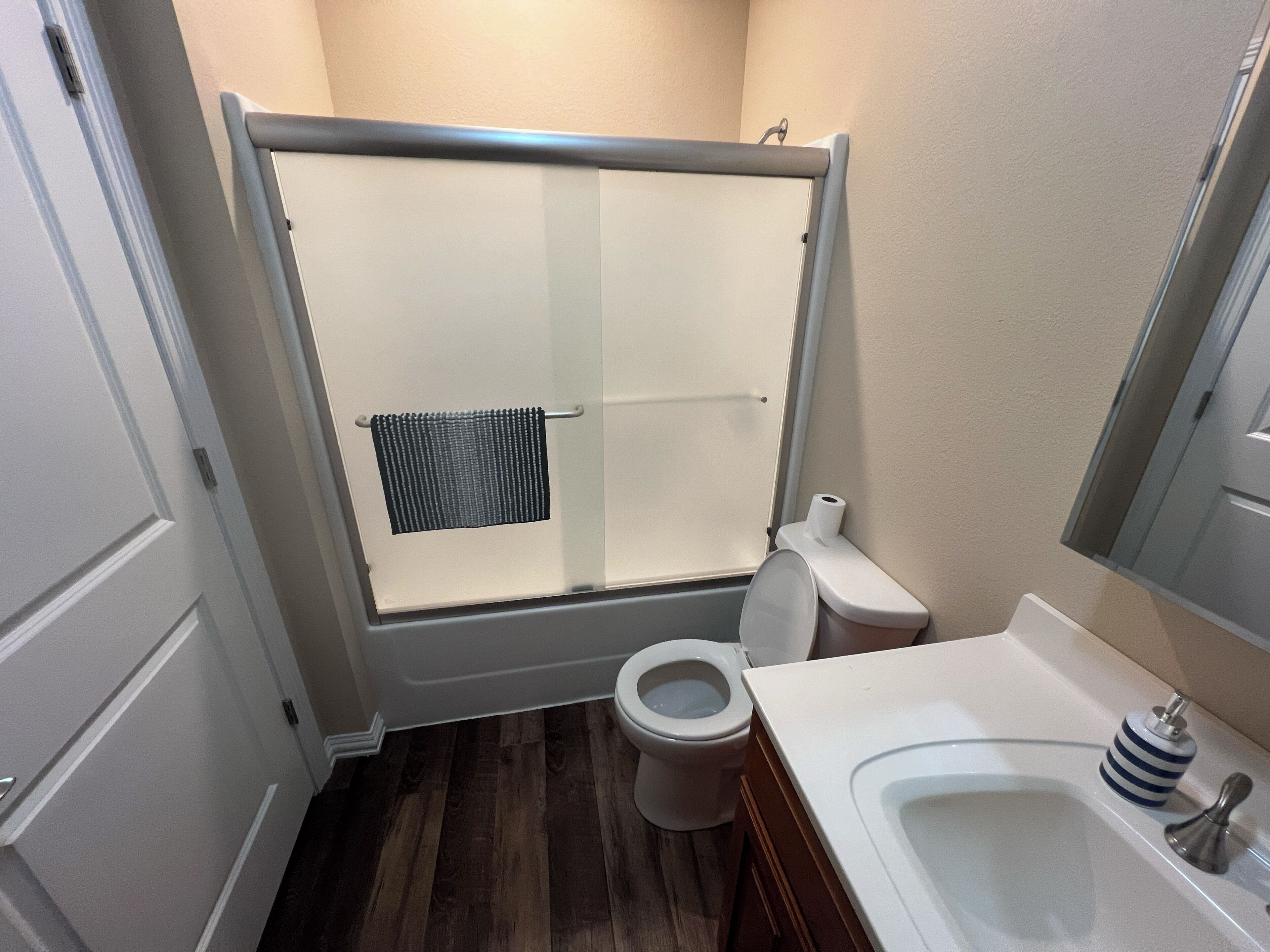 シャワー、ヘアド ライヤー、タオル、トイレットペーパー