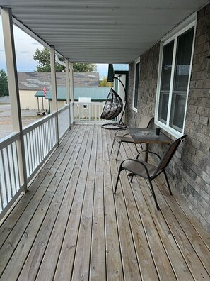 Outdoor dining - Rathbun Lake, 1.5 miles from the Lake, 2-bdrm, 2 bath sleeps 7 in Rathbun, Iowa (Rathbun)