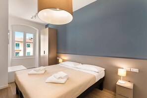 Iron/ironing board - The Suite Cavour Blue – Modern Holiday Home in the Heart of La SpeziaDiscover The Suite Cavour Blue, a refined, modern, and welcoming holiday home located in the very heart of La Spezia. Perfect for couples, families, or small groups, the apartment can (La Spezia)