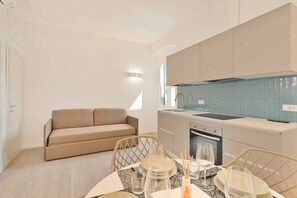 Interior - The Suite Cavour Blue – Modern Holiday Home in the Heart of La SpeziaDiscover The Suite Cavour Blue, a refined, modern, and welcoming holiday home located in the very heart of La Spezia. Perfect for couples, families, or small groups, the apartment can (La Spezia)