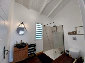 Dusche, Haartrockner, Handtücher, Toilettenpapier