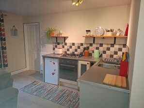 Microwave, oven, stovetop, dishwasher - The Owlet - a cosy bolthole in nature with hot tub & starry skies (Oakford)