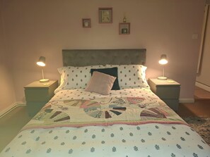 WiFi, bed sheets - The Owlet - a cosy bolthole in nature with hot tub & starry skies (Oakford)