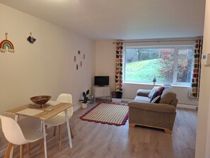 TV - The Owlet - a cosy bolthole in nature with hot tub & starry skies (Oakford)