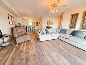 Smart TV, fireplace - Sunshine&Shoreline-LakefrontDog Days Condo 3BD/2BA (Osage Beach)