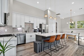 Townhome, 3 Bedrooms | Private kitchen | Fridge, oven, coffee/tea maker, toaster - Bright 3br Houston Retreat Near Heights & Galleria 3 Bedroom Townhouse (Houston)