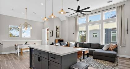 Bright 3br Houston Retreat Near Heights & Galleria 3 Bedroom Townhouse