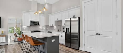 Townhome - 3 sovrum | Eget kök | KylskÄp, ugn, kaffe- och tebryggare och brödrost