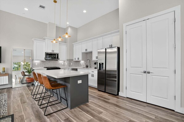 Townhome, 3 Bedrooms | Private kitchen | Fridge, oven, coffee/tea maker, toaster - Bright 3br Houston Retreat Near Heights & Galleria 3 Bedroom Townhouse (Houston)
