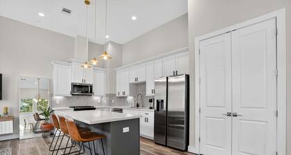 Bright 3br Houston Retreat Near Heights & Galleria 3 Bedroom Townhouse