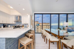 Appart'hôtel, 4 chambres | Cuisine privée | Réfrigérateur, four, cafetière/bouilloire