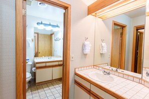 Condo, 1 Bedroom | Bathroom | Towels, shampoo - 503 Ski Run 1 Bedroom Condo (Keystone)