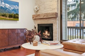 Smart TV, fireplace - 4 Min Walk to PCMR | Hot Tub | Ski Locker (Park City)