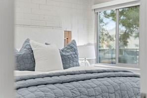 WiFi, bed sheets - 4 Min Walk to PCMR | Hot Tub | Ski Locker (Park City)