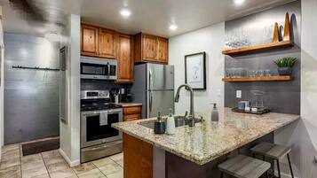 Fridge, microwave, stovetop, dishwasher