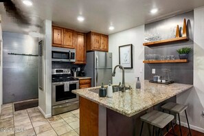 Fridge, microwave, stovetop, dishwasher - 4 min walk to PCMR / Hot Tub / 4 min to Main ST (Park City)