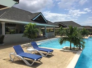 6 สระว่ายน้ำกลางแจ้ง