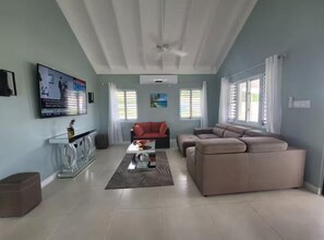 Living area - The Crest - Serenity Oasis Villa (St. Ann's Bay)
