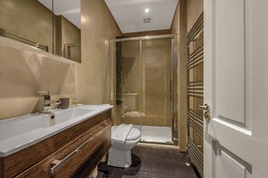 Shower, hair dryer, towels, soap - Stylish and chic 2BR flat in Kensington (London)