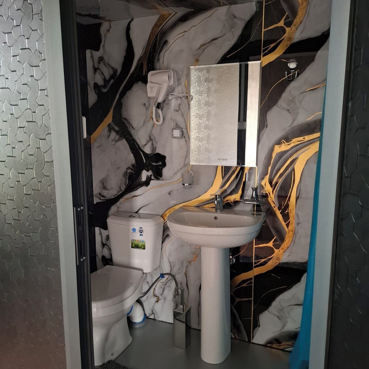 Perlengkapan mandi gratis, sandal, handuk, dan sabun