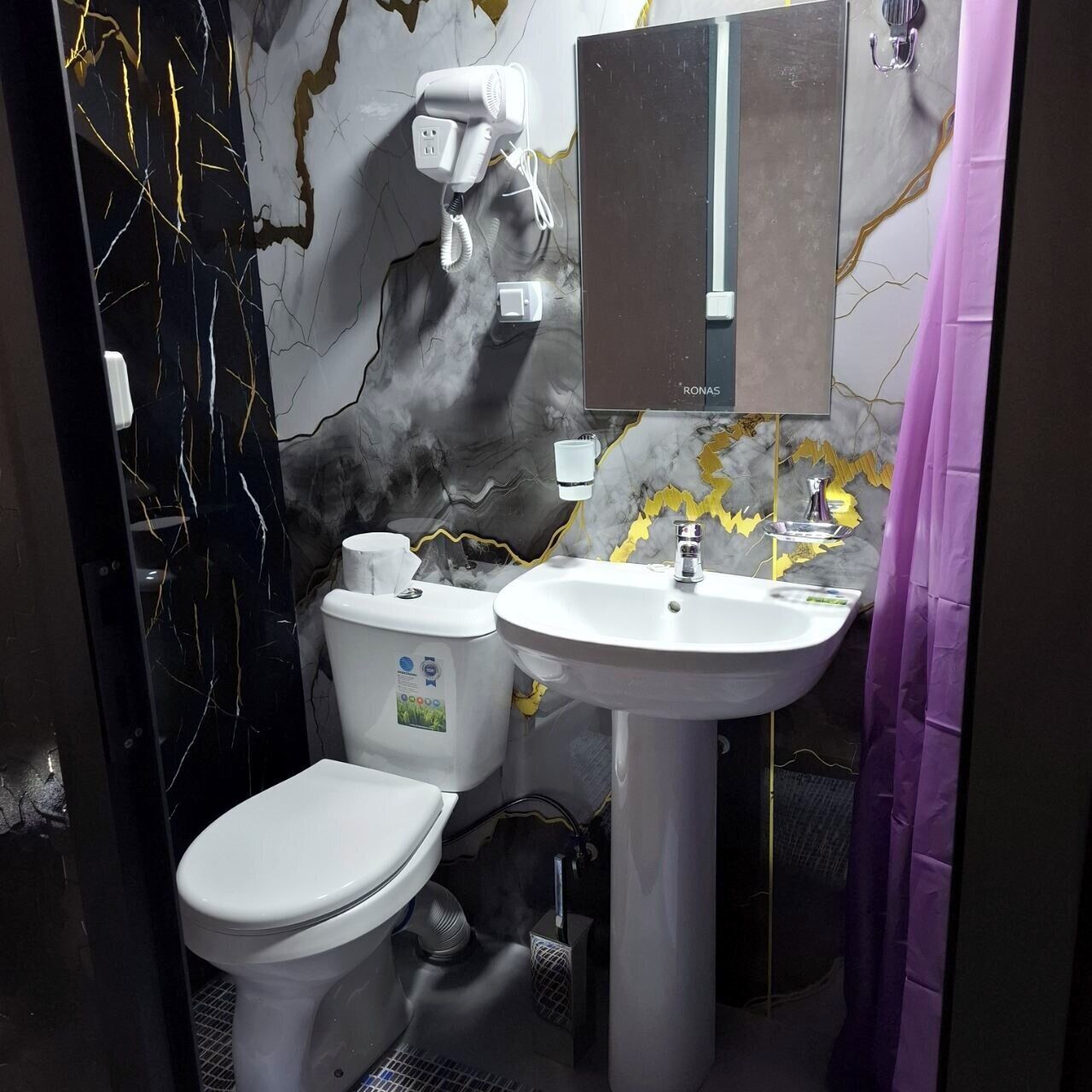 Comfort-Doppelzimmer, Stadtblick | Badezimmer | Kostenlose Toilettenartikel, Hausschuhe, Handtücher, Seife