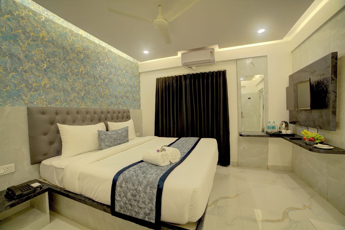 Superior Double Room | Desk, laptop workspace, iron/ironing board, free WiFi